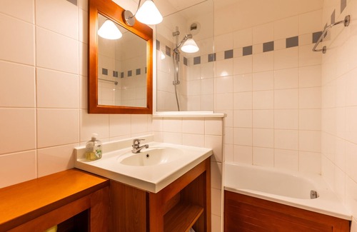 Maubuisson Apartment | Apartment 'Bel Appt Classé Entre Lac Et Océan' with Shared Pool and Private Terrace