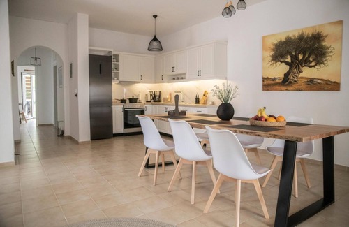 Pitsidia Apartment | Apartment 'Bella Casa Pitsidia' with Private Terrace, Wi-Fi and Air Conditioning