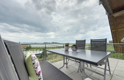 Waggershausen Apartment | Apartment 'Bergblick' with Shared Terrace, Shared Garden and Wi-Fi
