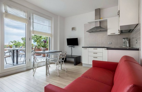 Malcesine Apartment | Apartment 'Bilo Vista Piscina Villa Treccani' with Lake View, Wi-Fi and Air Conditioning