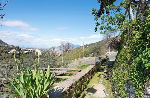 Gragnano Apartment | Apartment 'Bilocale Standard' with Sea View, Shared Garden and Wi-Fi