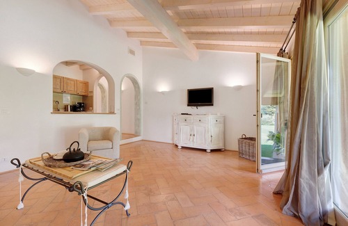 Puegnago del Garda Apartment | Apartment 'Bilocale Turchese' with Shared Pool, Wi-Fi, and Air Conditioning
