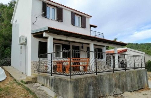 Rukavac Apartment | Apartment Branko - with parking; A2(4) - Cove Rukavac, Island Vis, Croatia