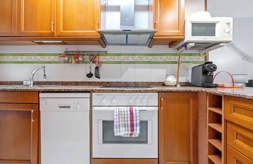 Creixell Apartment | Apartment 'Bumbai' with Shared Pool, Private Garden and Air Conditioning