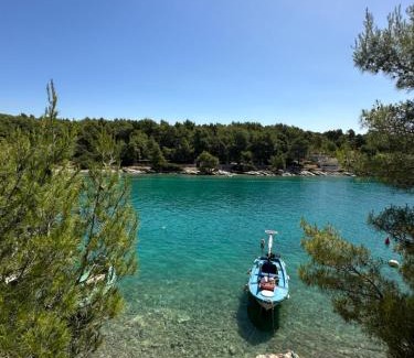 Cove Osibova (Milna) Apartment | Apartment By the Sea