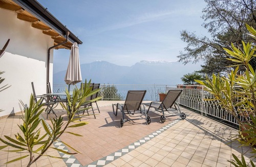 Bassanega Apartment | Apartment 'Casa Panoramica' with Lake View, Shared Pool & Wi-Fi