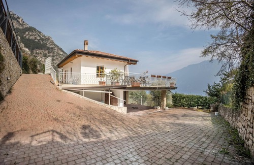 Bassanega Apartment | Apartment 'Casa Panoramica' with Lake View, Shared Pool & Wi-Fi