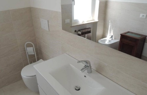 Valeggio sul Mincio Apartment | Apartment 'Casa Vacanza Maria' with Balcony, Wi-Fi and Air Conditioning