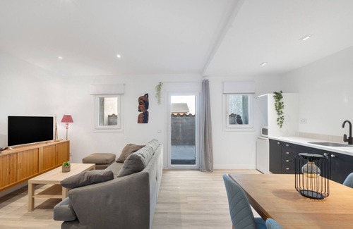 Sant Marti de Tous Apartment | Apartment 'Cal Brigida' with Mountain View, Wi-Fi and Air Conditioning