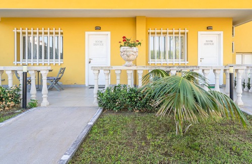 Contrada Pantano d'Arci Apartment | Apartment 'Camera 02 Con Balcone - Terrazza' with Mountain View, Wi-Fi and Air Conditioning