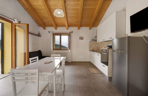 Zignago Apartment | Apartment 'Camera 3' with Mountain View, Private Terrace and Wi-Fi