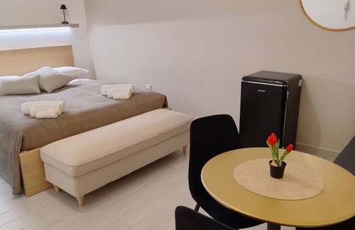 Monte Sant'Angelo House | Apartment 'Cantine Cippone Room' with Shared Terrace, Wi-Fi and Air Conditioning