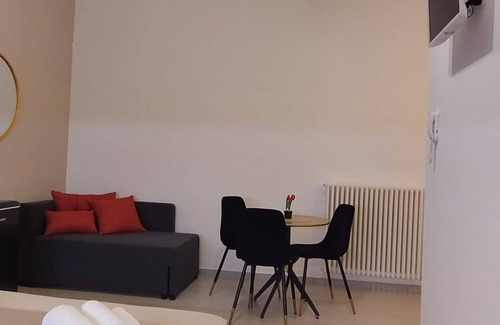 Monte Sant'Angelo House | Apartment 'Cantine Cippone Room' with Shared Terrace, Wi-Fi and Air Conditioning