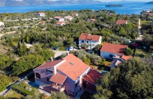 Iz Apartment | Apartment Captain's Villa in Iž/Iž Veli - 7 persons, 3 bedrooms