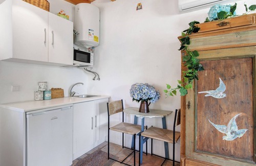 Loule Apartment | Apartment 'Casa De Mondo - Blue Room' with Shared Pool, Wi-Fi and Air Conditioning