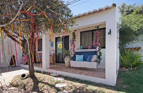 Loule Apartment | Apartment 'Casa De Mondo - Blue Room' with Shared Pool, Wi-Fi and Air Conditioning
