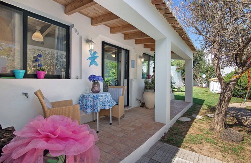 Loule Apartment | Apartment 'Casa De Mondo - Blue Room' with Shared Pool, Wi-Fi and Air Conditioning