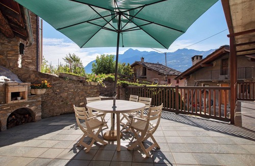 Oveillan Apartment | Apartment 'Casa Mauro Con Vista Su Aosta' with Mountain View