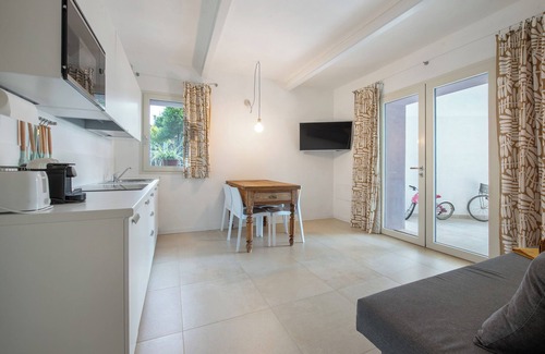 Colombaro Apartment | Apartment "Casa Mavi" with Shared Terrace, Wi-Fi & Air Conditioning
