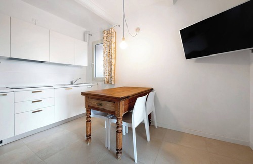 Colombaro Apartment | Apartment "Casa Mavi" with Shared Terrace, Wi-Fi & Air Conditioning