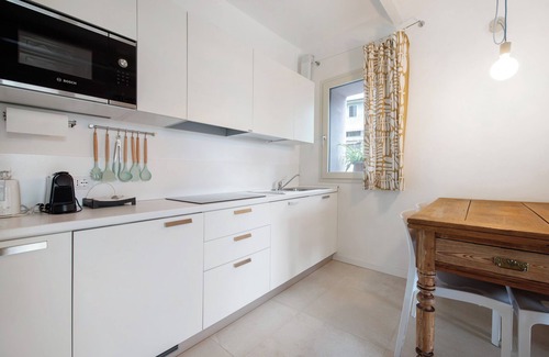 Colombaro Apartment | Apartment "Casa Mavi" with Shared Terrace, Wi-Fi & Air Conditioning