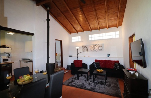 Silves Apartment | Apartment 'Casa Azul' with Mountain View, Shared Pool and Wi-Fi