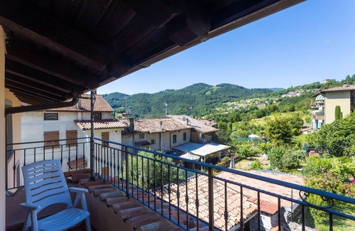 Vesio Apartment | Apartment 'Casa Rita App 2' with Shared Terrace, Shared Garden and Wi-Fi