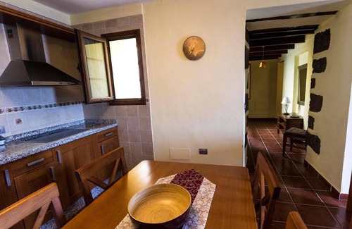 Mocanal Apartment | Apartment 'Casa Rural Los Perales - El Castaño' with Sea View, Shared Terrace and Wi-Fi