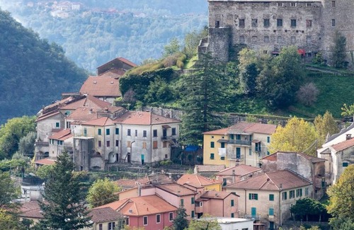 Calice al Cornoviglio Apartment | Apartment 'Casa Vacanze Il Torchio Tre' with Shared Pool and Shared Garden