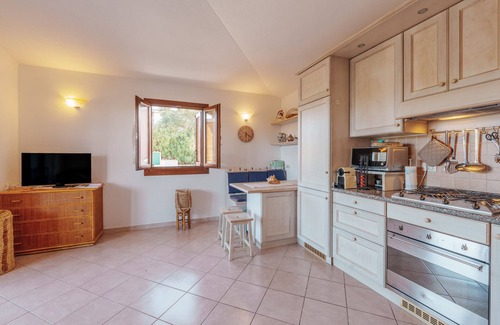 Murta Maria Apartment | Apartment 'Casa Vacanze Uva' with Shared Pool, Private Terrace and Air Conditioning