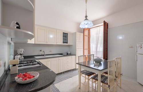 Trappeto Apartment | Apartment 'Casa Viola' close to the Sea with Wi-Fi