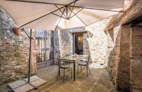Rosennano Apartment | Apartment Casale Rosennano - Tinaia with Shared Garden & Wi-Fi