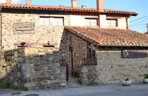 Bueres Apartment | Apartment 'Castaño' with Private Terrace and Wi-Fi