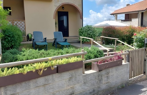 Catabbio Apartment | Apartment 'Catabbio' with Shared Pool, Wi-Fi and Air Conditioning