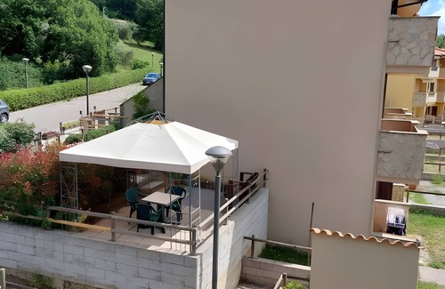Catabbio Apartment | Apartment 'Catabbio' with Shared Pool, Wi-Fi and Air Conditioning