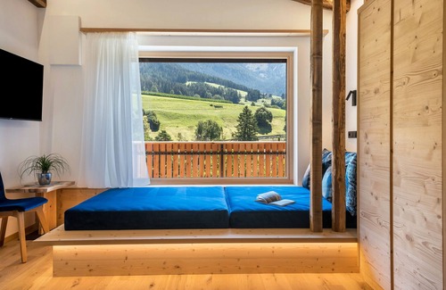 Fie allo Sciliar Apartment | Apartment 'Chalet Kasch Berg' with Mountain View, Private Garden and Wi-Fi