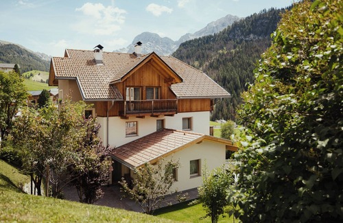 San Genesio Apartment | Apartment "Chalet La Flüta Viola" with Mountain View, Balcony and Wi-Fi