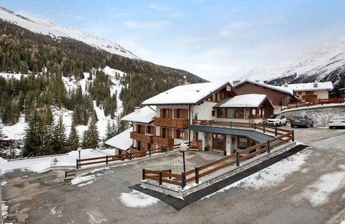 Santa Caterina Valfurva Apartment | Apartment 'Chalet Primula 1' with Mountain View, Shared Garden and Wi-Fi