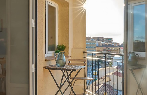 Zaidin Apartment | Apartment 'Charming Top-floor With Balcony', Wi-Fi and Air Conditioning