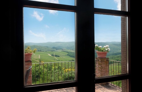 Panzano in Chianti Apartment | Apartment 'Cipressaia Bellavista' with Shared Pool, Shared Garden and Wi-Fi