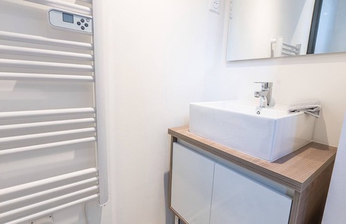 Saint-Quentin Apartment | Apartment-City-Ensuite with Shower-No view