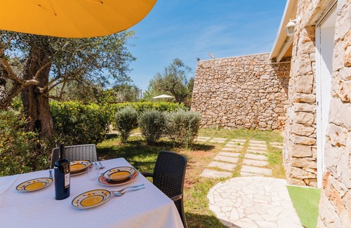 Tuglie Apartment | Apartment 'Classic Dépendance - Angolo Cottura' with Shared Pool, Wi-Fi and Air Conditioning