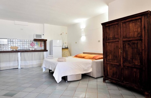 Torre di Bari Apartment | Apartment Colori della Sardegna in Villa Belvedere close to the Beach
