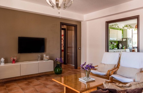 Montallegro Apartment | Apartment 'Con Veranda E Cucina' with Mountain View, Wi-Fi and Air Conditioning
