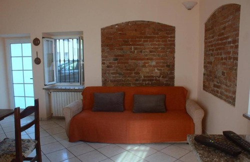 Castell'Alfero Apartment | Apartment 'Country House Bea' with Shared Pool, Shared Garden and Wi-Fi