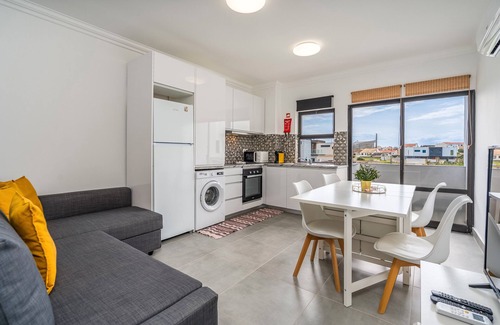 Sagres Apartment | Apartment 'Cozy In Sagres' with Shared Pool, Wi-Fi and Air Conditioning