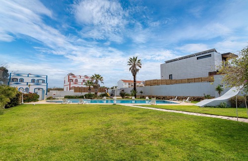 Sagres Apartment | Apartment 'Cozy In Sagres' with Shared Pool, Wi-Fi and Air Conditioning