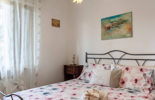 Carrara Apartment | Apartment 'Da Nonno Mò' with Shared Garden