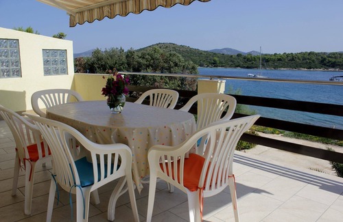 Mali Iz Apartment | Apartment Davor - 20m from sea : A3(6) - Mali Iz (Island Iz), Zadar riviera, Croatia