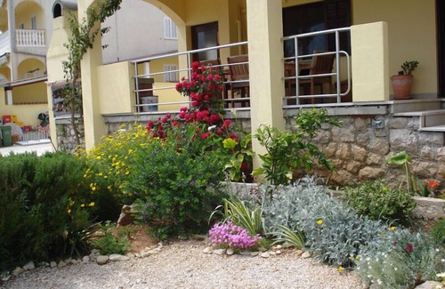 Mali Iz Apartment | Apartment Davor (104981-A1) - Mali Iz - island Iz
